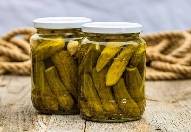 خیار شور خانگی بدون سرکه تهیه شده با آب نمک